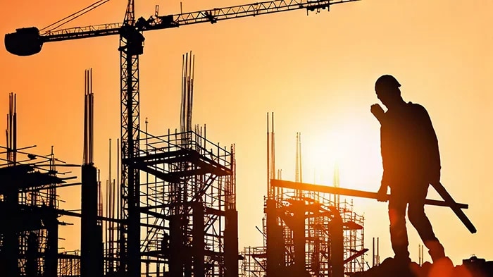 Obra y entorno de construcción con requisitos legales de seguridad y salud en el trabajo.