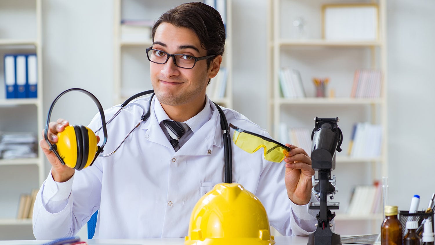 Profesional de la salud en evaluación médica ocupacional del trabajador.